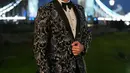 Caesar Hito kenakan jas Batik prada dengan kemeja putih, celana hitam, dan dasi kupu-kupu [@hitocaesar]