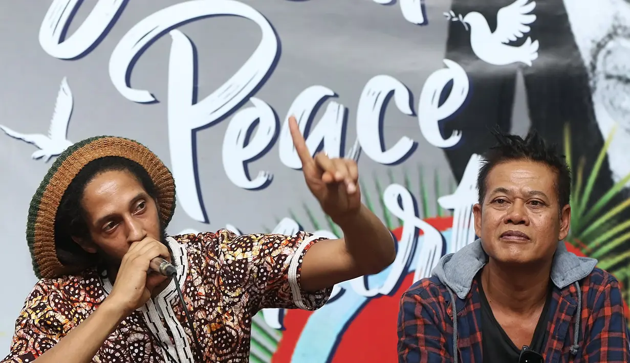 Pelantun lagu Rambut Gimbal ini, menyambut baik kedatangan Julian Marley. Bahkan, ia menyebutnya sebagai suratan takdir. Apalagi, Julian sendiri sejak lama ingin mengunjungi Indonesia. (Bambang E Ros/Bintang.com)