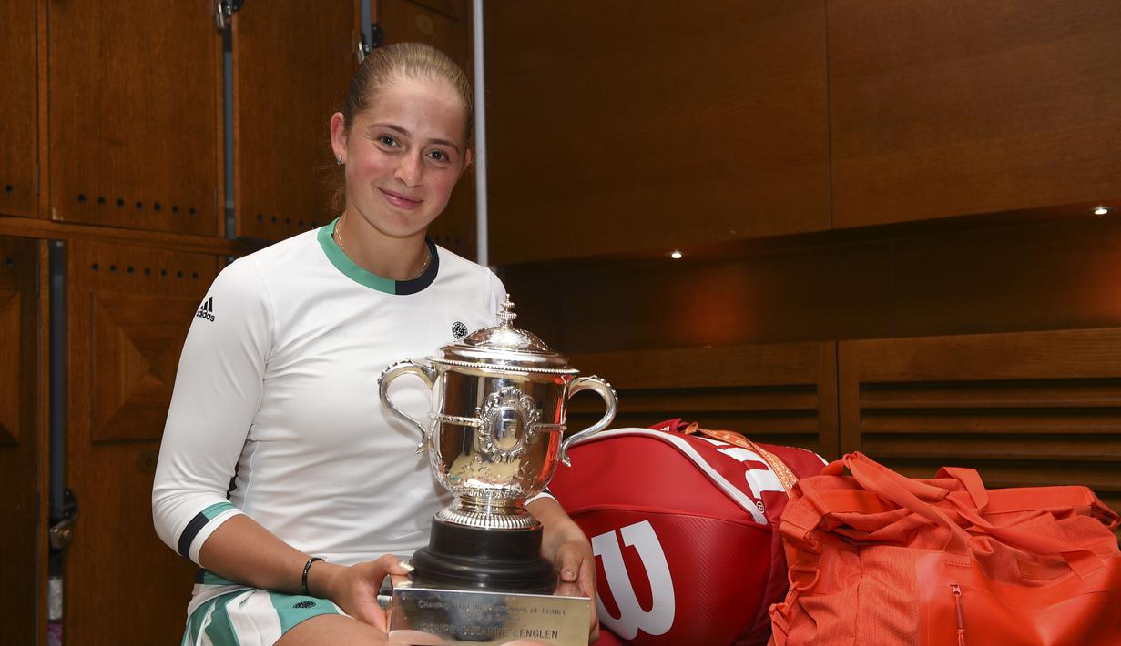 Jelena Ostapenko saat berfoto di ruang ganti dengan trofi juara usai laga Final Prancis Terbuka 2017 di Roland Garros, Paris, (10/6/2017). Ostapenko menang 4-6, 6-4, 6-3.  (AP/Corinne Dubreuil/FFT/POOL)