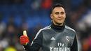1. Keylor Navas - Kehilangan tempat di skuat Real Madrid membuat Navas harus segera mencari pelabuhan baru. Bermodalkan sudah menjuarai Liga Champions menjadi nilai plus dari Navas. (AFP/Gabriel Bouys)