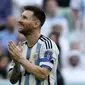 Timnas Argentina unggul lebih dahulu lewat penalti Lionel Messi di awal babak pertama. Lionel Messi kembali mencetak gol keduanya di laga ini. Namun sayang wasit tidak mengesahkan gol itu karena sang penyerang sudah berada dalam posisi offside. (AP Photo/Natacha Pisarenko)