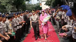Mantan Kapolda Metro Jaya Irjen M. Iriawan didampingi istri diantar Kapolda Metro Jaya Irjen Idham Azis saat meninggalkan Polda Metro Jaya dalam acara pisah sambut, Jakarta, Rabu (26/7). (Liputan6.com/Immanuel Antonius)
