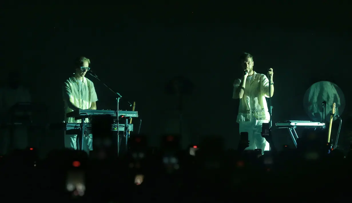 Location Unknown jadi salah satu banger di konser ini. Seisi arena sukses nyanyi bareng Andy dan James. [Adrian Putra/Fimela.com]