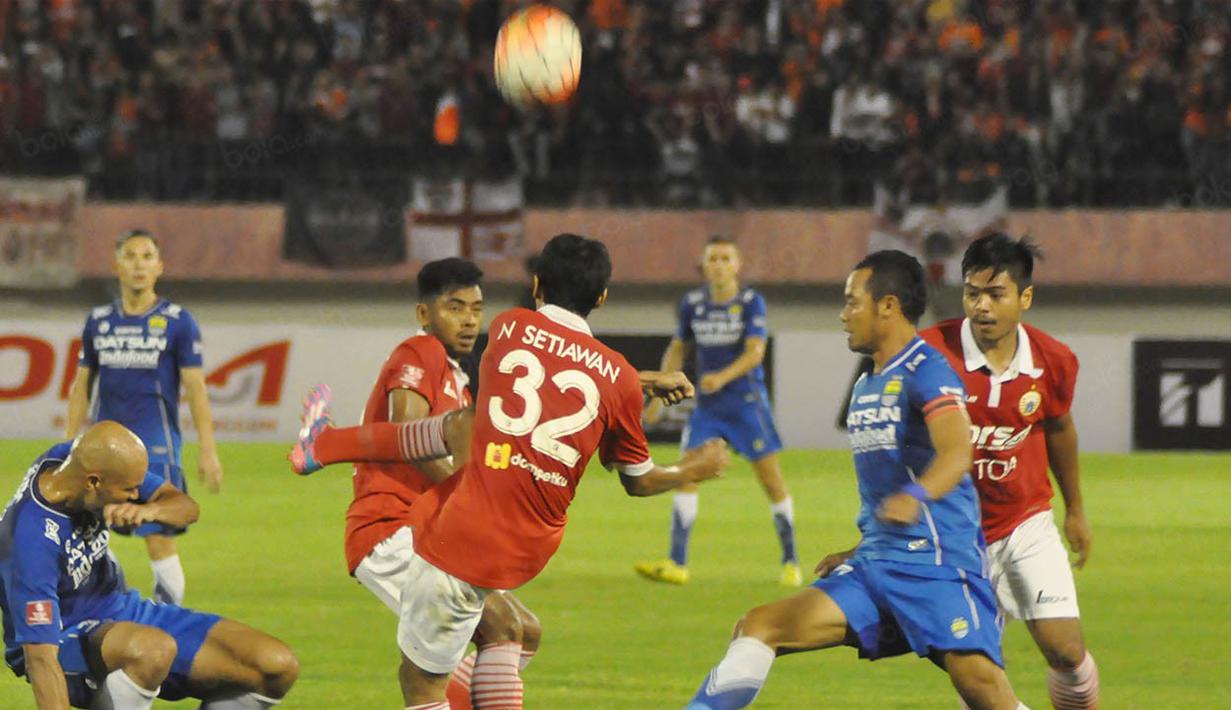 Para pemain Persib Bandung dan Persija Jakarta berebut bola pada laga Torabika Soccer Championship 2016 di Stadion Manahan, Jawa Tengah, Sabtu (5/11/2016). Kedua tim bermain imbang 0-0. (Bola.com/Romi Syahputra)