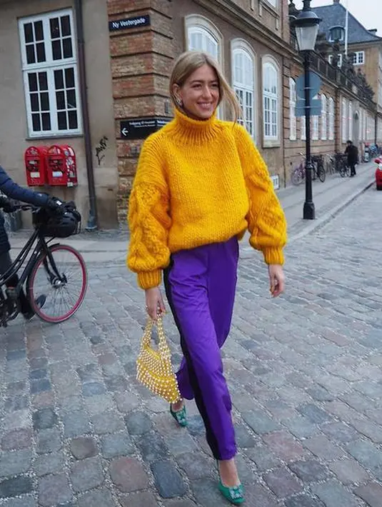 Variasi warna ungu lainnya tampil cerah dan bold dengan paduan warna orange. (Foto: Instagram.com/emilisindlev)