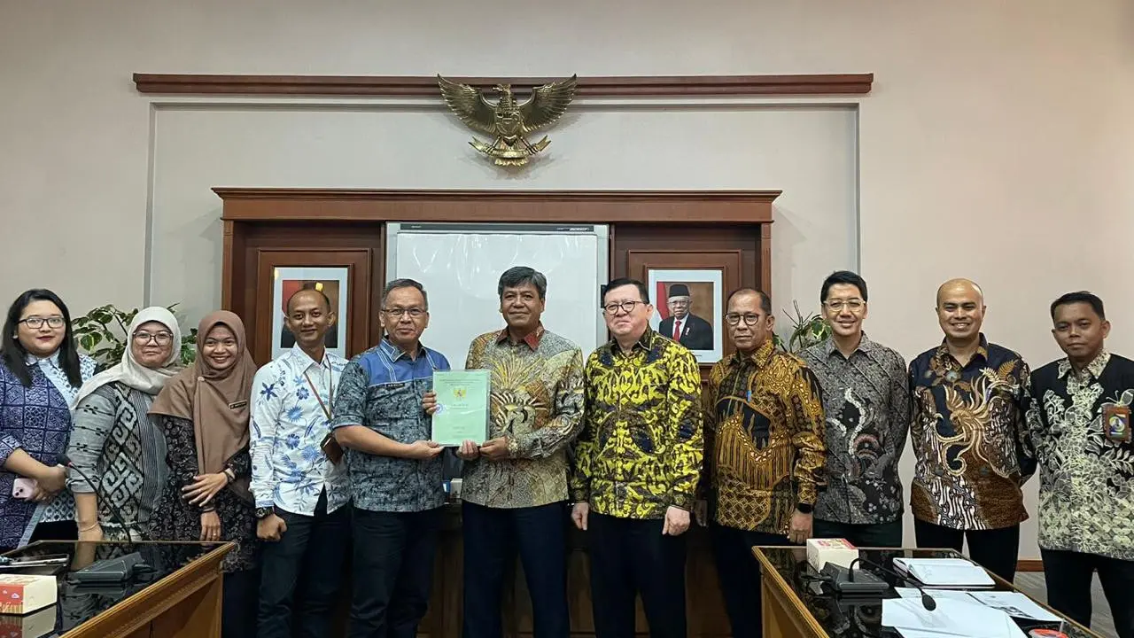 Kementerian ATR/BPN diwakili Kepala Kantor Pertanahan (Kantah) Kota Padang, melakukan serah terima sertipikat aset tanah Lingkungan Industri Kecil (LIK) Ulu Gadut Kementerian Perindustrian (Kemenperin)