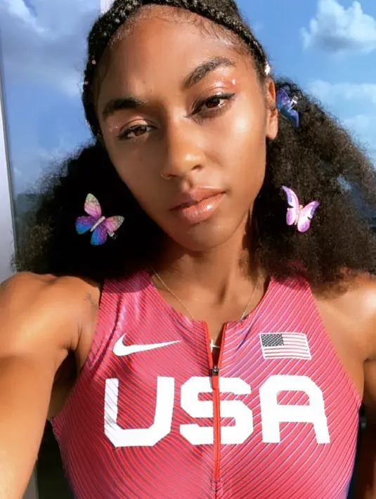 Christina Clemons mengenakan jepit kupu-kupu berwarna-warni di atas rambutnya yang dikuncir dua. Foto: Instagram @shethemanning.