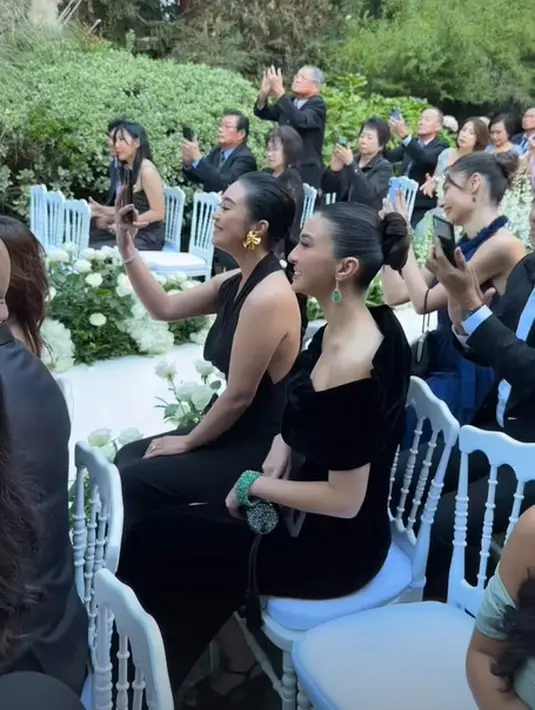 Ia terlihat anggun dengan balutan gaun serba hitam bersama para tamu undangannya lainnya [@ralineshah]