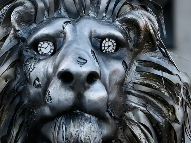 Sebuah patung singa terpampang di Trafalgar Square, London, Inggris, (28/1).  Patung singa ini dibuat dan dipasang oleh National Geographic. (REUTERS / Stefan Wermuth)