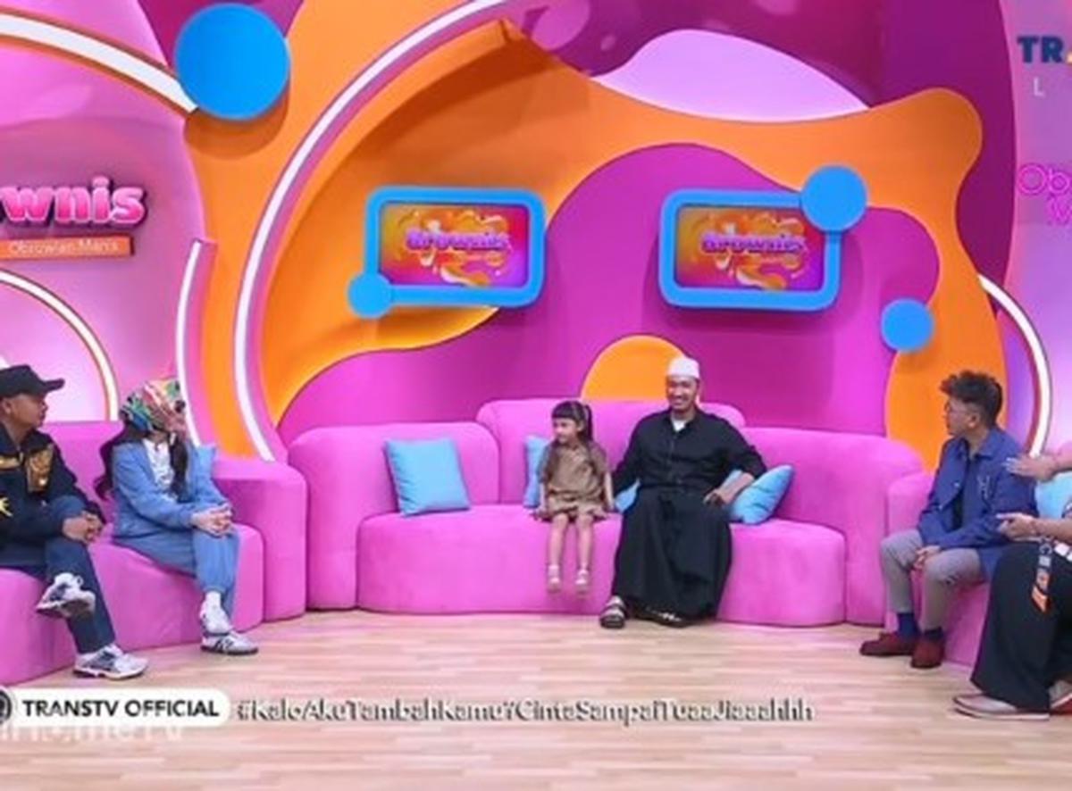 Ikut Tren Korea Kenakan Syal di Kepala, Ayu Ting Ting Kena Protes Anak Kartika Putri: Pakai Kerudungnya yang Bener Dong