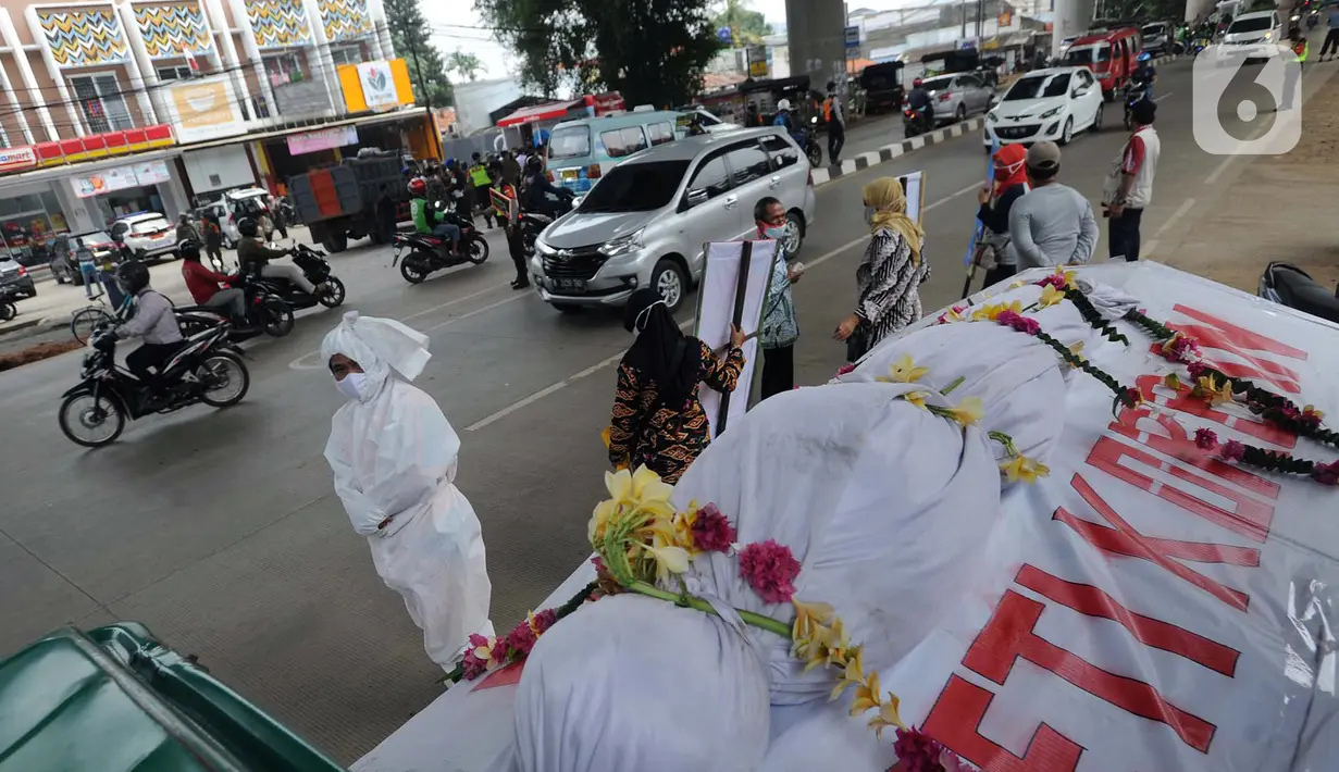Petugas mengenakan kostum pocong saat razia penggunaan masker di kawasan Andara, Jakarta Selatan, Kamis (3/9/2020). Sejumlah razia dilakukan untuk mendisiplinkan warga mengenai protokol kesehatan menyusul masuknya DKI Jakarta ke dalam zona merah COVID-19. (merdeka.com/Arie Basuki)