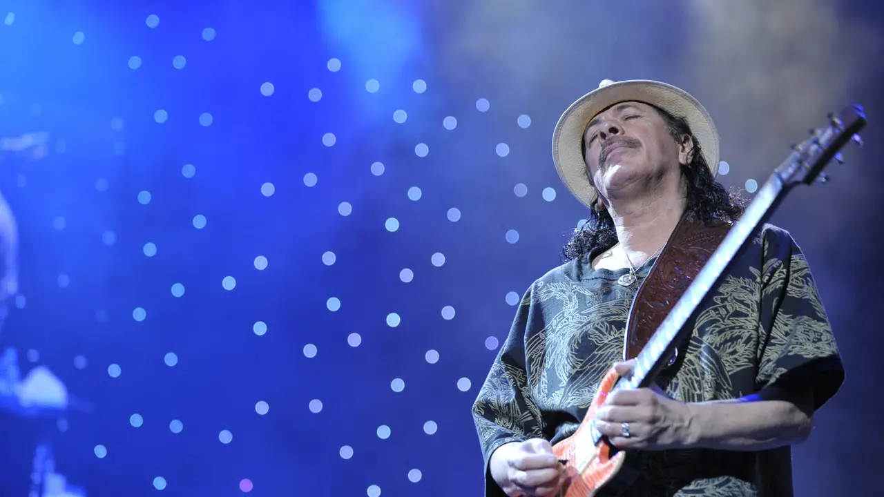 Carlos Santana pada 2010. (ETIENNE LAURENT / AFP)