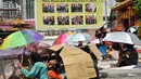 Pengemis saat memenuhi pelataran Vihara Dharma Bhakti untuk mendapatkan angpao, Jakarta, Minggu (7/2/2016). (Liputan6.com/Yoppy Renato)