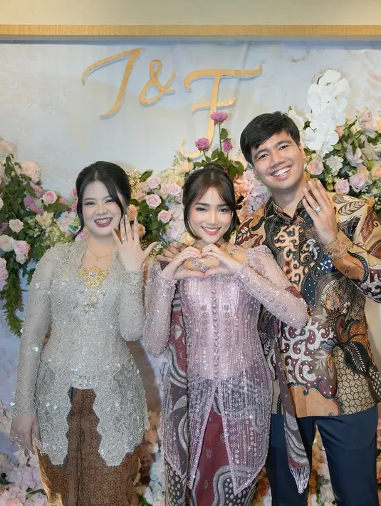 Kakak Fadly Faisal dan Fuji An, Frans Faisal, melangsungkan lamaran pada Minggu, 8 Desember 2024. Ia telah melamar kekasihnya, Indah Tri Pertiwi, dalam sebuah acara intim yang berlangsung di The Wijaya House, Jakarta. [IG:@fuji_an].