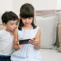 Dibalik kemudahan memainkan gadget, terlalu lama mental layar dapat berdampak pada kesehatan fisik dan emosional anak, sehingga screen time mereka perlu dibatasi. [Dok/freepik.com/pch.vector]