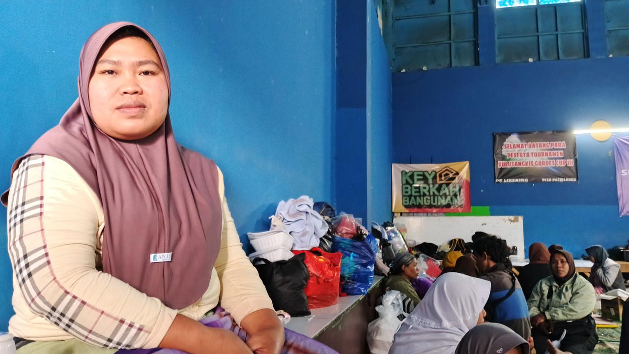 Ibu Atin warga yang mengungsi ke Kantor Desa Pasirlangu Cisarua Bandung Barat akibat longsor di kawasan lereng Gunung Burangrang Sabtu (24/1)