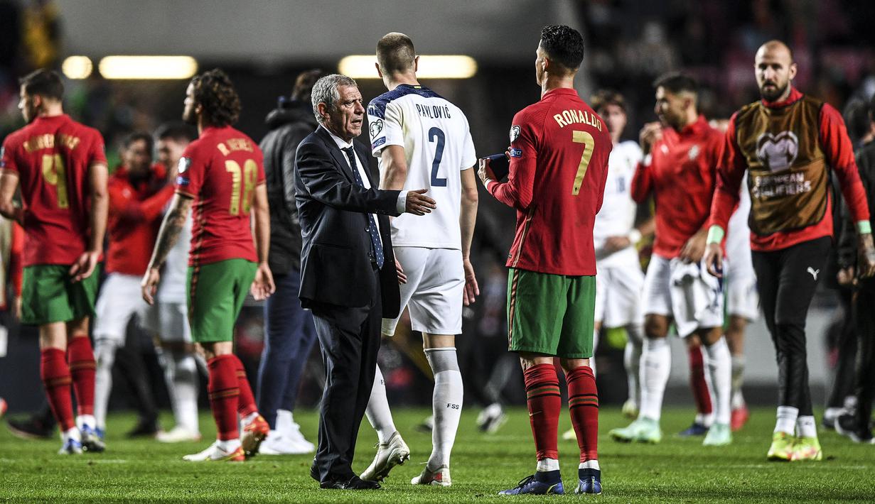 Begitu laga berakhir, sang pelatih Fernando Santos pun yang berusaha menghiburnya malah terkena amarah Cristiano Ronaldo. (AFP/Patricia De Melo Moreira)