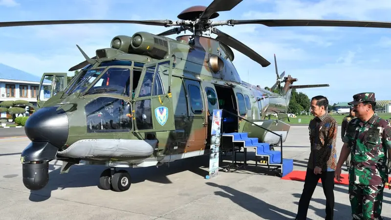 Jokowi Meninjau Helikopter Caracal