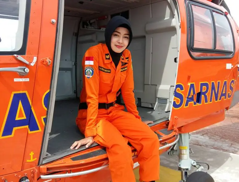 Siti ratna Nur Asih berpose di helikopter, usai mengikuti simulasi di Exit tol fungsional gringsing. (foto : Liputan6.com/zulhalwary/edhie prayitno ige)