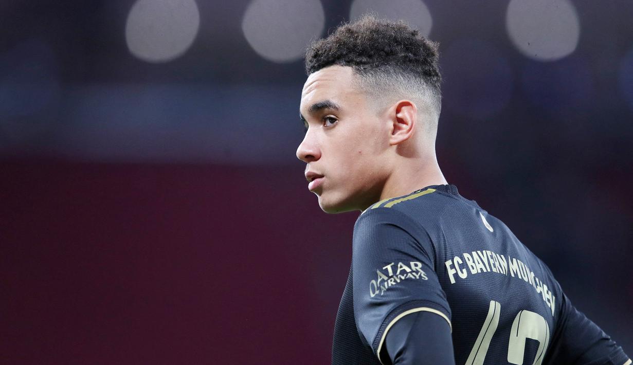 Jamal Musiala - Pemain muda ini tampil memukau di setiap kesempatan yang diberikan Bayern Munchen. Kecepatan dan tendangan akurat yang dimiliki menjadi senjata yang membuat harganya melonjak hingga 50 juta euro. (AFP/Ronny Hartmann)