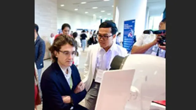 Tim R&D Labore mempresentasikan teknologi dalam mengusir jerawat hingga ke biofilm pada International Microbiome Congress 2024 di Lee Kong Chian School of Medicine, NTU Singapura pada awal Mei 2024. (Dok: Labore/Paragon)