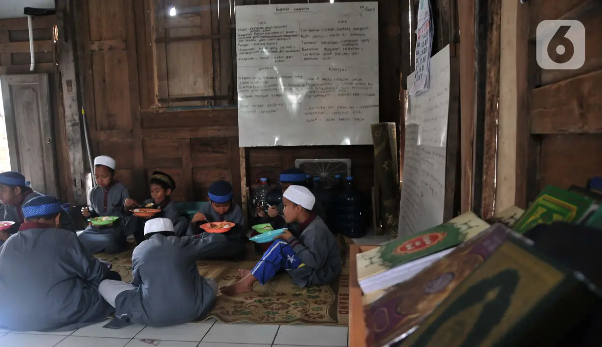 Santri saat makan bersama di depan Pondok Pesantren Jamhariyah, Dusun Grogolan, Sleman, Yogyakarta, Senin (28/3/2022). Didirikan pada 2019 oleh Ustaz Randy yang terinspirasi dari perjalanannya ke negara Asia Selatan seperti India, Bangladesh, dan Pakistan. (merdeka.com/Iqbal S Nugroho)