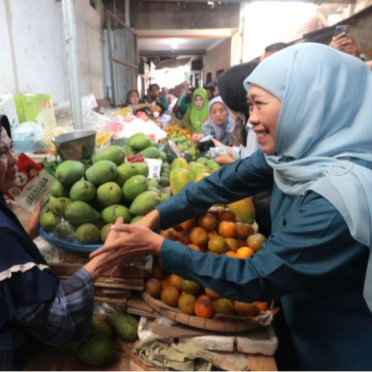 Cagub Jatim nomor urut 2 Khofifah Indar Parawansa saat menerima aspirasi pedagang di Pasar Sayur 1 Magetan
