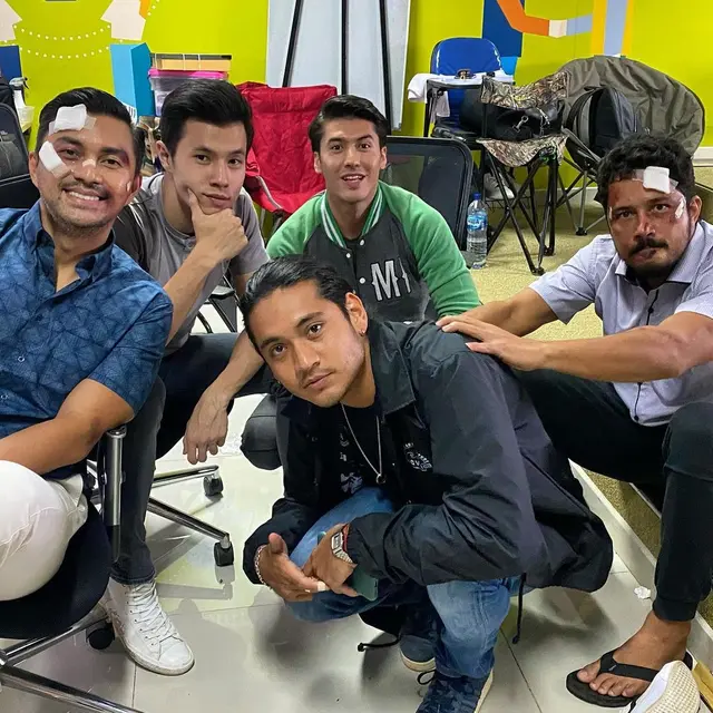Terlihat Seumuran, Ini 6 Potret Anjasmara Bareng Pemain Love Story The Series