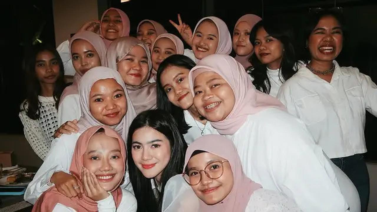 Potret 6 Artis Buka Puasa Bareng Fans Ini Penuh Kehangatan, Kekeluargaannya Terasa