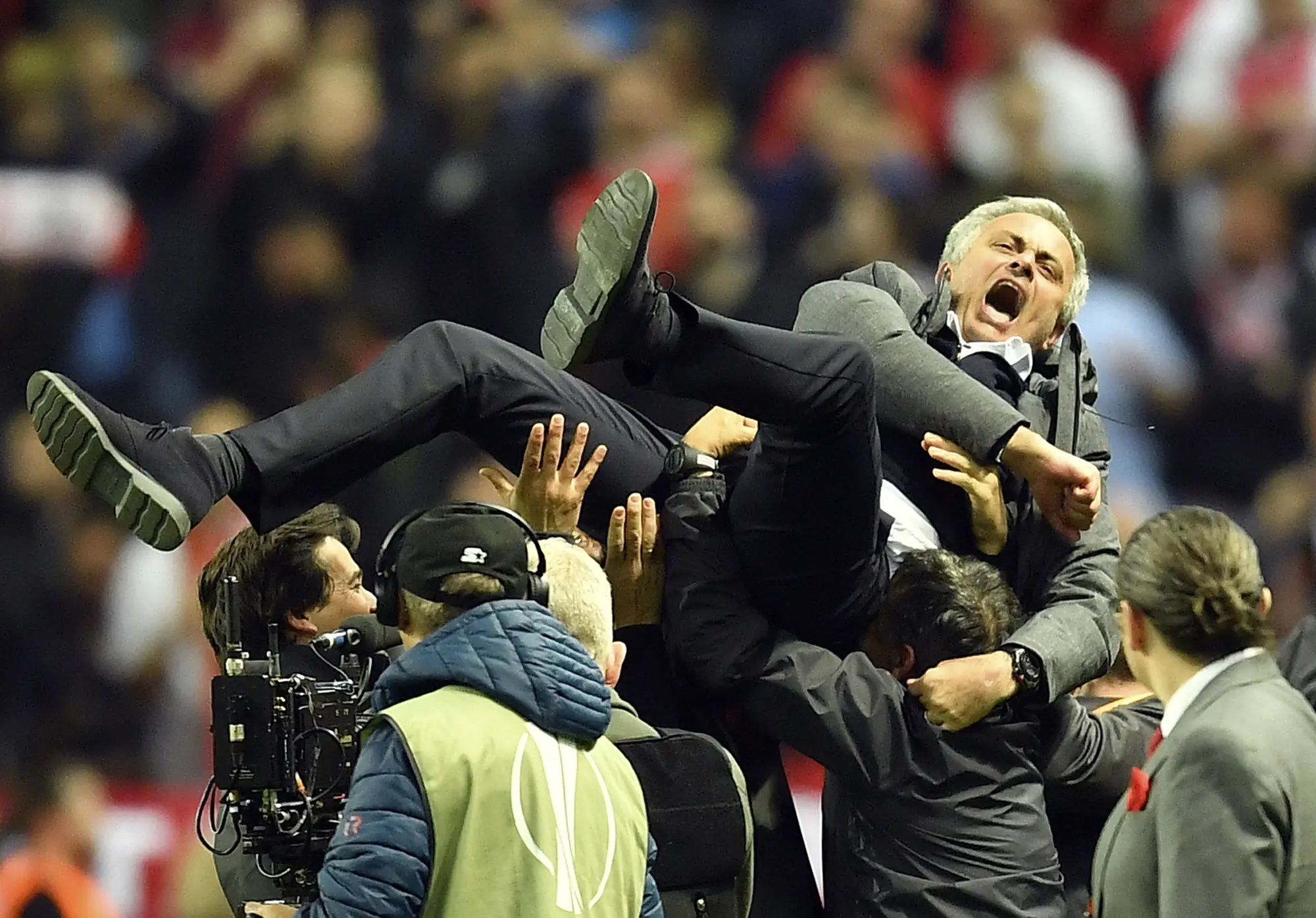 Jose Mourinho diperlakukan bak pahlawan usai Manchester United (MU) memastikan gelar Liga Europa 2016/2017. (AP Photo/Martin Meissner)