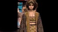 Salah satu busana yang menggunakan kain endek Bali. (dok. Screenshoot Dior.com/Dinny Mutiah)