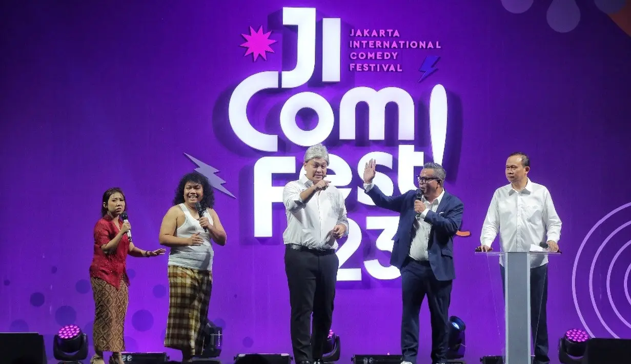 Terakhir, Gilang Dirga memerankan karakter capres nomor urut 3, Ganjar dengan kemeja putih dan rambut wig berwarna putih. [Fimela/Adrian Utama Putra]