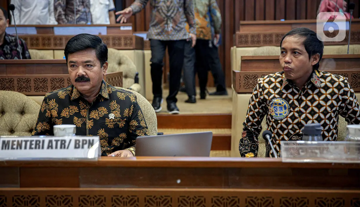 Menteri Agraria Tata Ruang (ATR)/Kepala Badan Pertanahan Nasional (BPN) Hadi Tjahjanto (kiri) bersama jajaran rapat kerja dengan Komisi II DPR di Gedung DPR, Jakarta, Selasa (30/5/2023). Rapat kerja membahas RAPBN TA 2024, RKP Tahun 2024, dan evaluasi pelaksanaan anggaran tahun 2022. (Liputan6.com/Faizal Fanani)