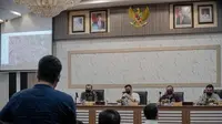 Wali Kota Medan, Bobby Nasution, langsung memimpin rapat dengan sejumlah pimpinan Organisasi Perangkat Daerah (OPD) terkait di Balai Kota Medan untuk menyikapi banjir, Senin (28/2/2022)