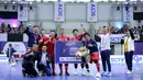 Pemain Red Rocket menerima hadiah setelah memenangkan laga futsal Turnamen Olahraga Indonesia (TOSI) Season 3 melawan Golden Arrow yang berlangsung di Indomilk Arena, Tangerang, Sabtu (12/10/2024). (Bola.com/Bagaskara Lazuardi)