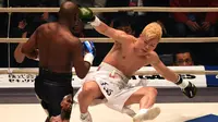 Petinju, Floyd Mayweather, menjatuhkan kickboxer, Tenshin Nasukawa, pada laga eksebisi di Saitama Super Arena, Saitama, Senin (31/1). Tanding dengan aturan tinju, Mayweather menang TKO di ronde pertama. (AFP/Toshifumi Kitamura)