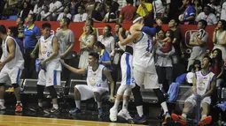 Pemain Satria Muda Britama, Erick Sebayang dan Hardianus saling berpelukan setelah menang atas Pelita Jaya pada laga babak Grand Final Championship Series IndiHome Liga Bola Basket Nasional Indonesia, Jakarta, Minggu (10/5). (Liputan6.com/Herman Zakharia)