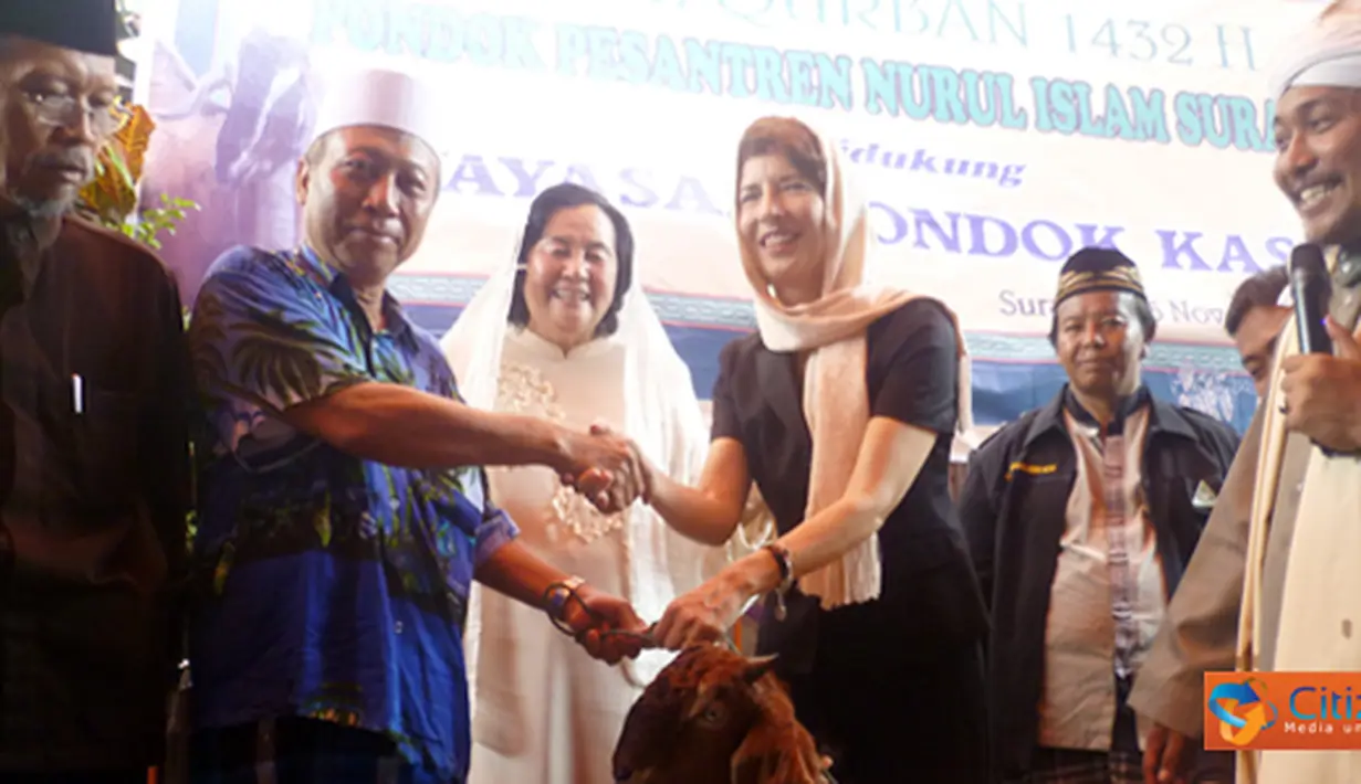 Citizen6, Surabaya: Konjen AS, Kristen F. Bauer, memberikan sumbangan berupa Sapi dan Kambing, hasil sumabangan Yayasan Pondok Kasih bersama sejumlah donatur. (Pengirim: Daniel Lukas Rorong)
