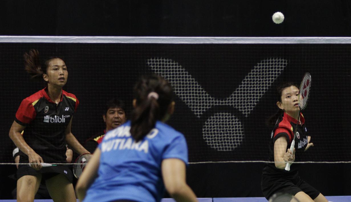Pasangan PB Djarum, Debby Susanto/Rosyita Eka, saat berlaga pada Kejurnas PBSI 2018 di Britama Arena, Jakarta, Jumat (21/12). Laga final akan mempertemukan Jaya Raya Jakarta melawan Mutiara Cardinal Bandung. (Bola.com/M Iqbal Ichsan)