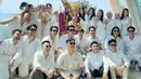Para bridesmaid hadir di pernikahan Haviza Devi dan Harris Vriza mengenakan pakaian serba putih. Sedangkan pengantin tampil dengan baju adat warna merah. [@adysky99]
