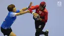 Pemain bola tangan putri Indonesia, Ria Astuti (kanan) berebut bola dengan pemain Hong Kong pada kualifikasi posisi 7-8 Bola Tangan Putri Asian Games 2018 di Jakarta, Rabu (29/8). Indonesia menyerah 16-30. (Liputan6.com/Helmi Fithriansyah)