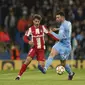 Penyerang Atletico Madrid, Antoine Griezmann berebut bola dengan bek Manchester City, Aymeric Laporte pada pertandingan leg pertama perempat final Liga Champions di Stadion Etihad, di Manchester, Rabu (6/4/2022). City menang tipis atas Atletico Madrid 1-0.   (AP Photo/Dave Thompson)