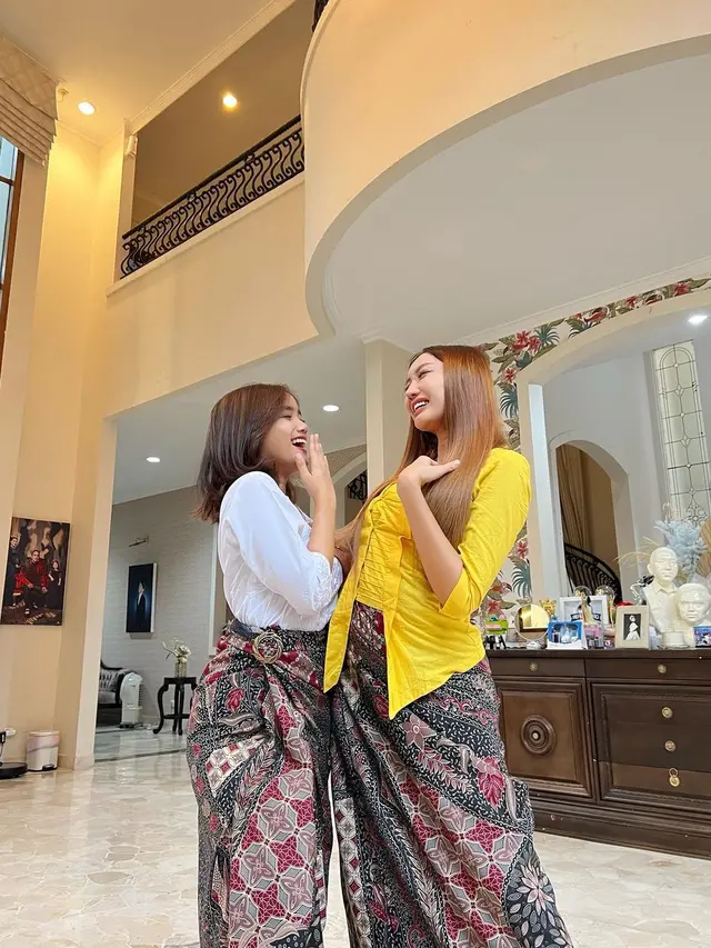 Fuji dan Lucinta Luna tampil feminin memakai kebaya (Foto: Instagram @lucintaluna_manjalita)