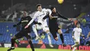 Penyerang Leeds United, Rodrigo (tengah) berusaha menyundul bola dari kawalan dua pemain West Ham, Angelo Ogbonna dan Fabian Balbuena pada pertandingan lanjutan Liga Inggris di stadion Elland Road, Inggris, Sabtu (12/12/2020). West Ham menang tipis atas Leeds United 2-1. (Gareth Copley, Pool via AP)