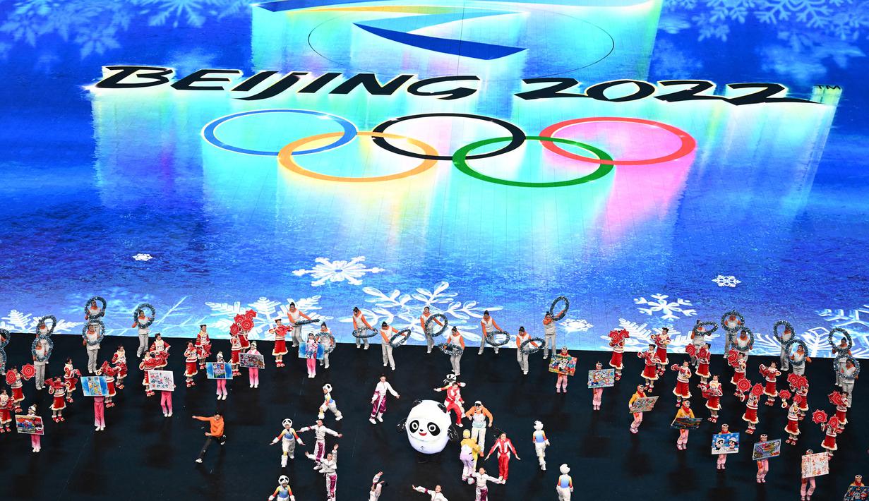 Para penampil menari dalam pra-pertunjukan menjelang upacara pembukaan Olimpiade Musim Dingin Beijing 2022, di Stadion Nasional, yang dikenal sebagai Stadion Bird's Nest, di Beijing, pada 4 Februari 2022. (AFP/Permata Samad)