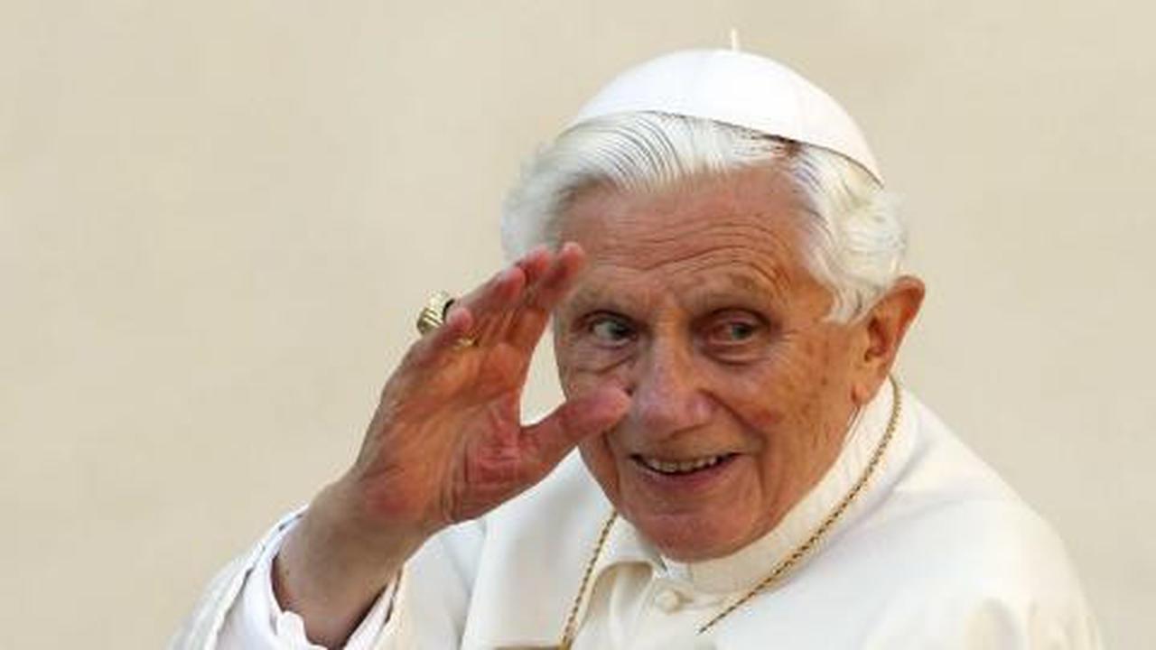 Paus Benediktus XVI dipaksa tinggalkan Vatikan