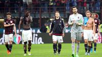 Para pemain AC Milan terlihat sedih usai Laga Seria A di Stadion San Siro,Italia, Senin (05/10/2015). Milah kalah telak 0-4 dari Napoli. EPA/Matteo Bazzi