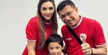 Sedangkan Anang dan Ashanty kompak mengenakan jersey Timnas Indonesia berwarna merah. [Foto: Instagram/ashanty_ash]