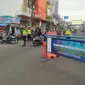 Sejumlah petugas kepolisian tengah mengamanka sejumlah rute di pusat perkotaan Jl. Jenderal Ahmad Yani, Garut, Jawa Barat dalam penerapan sistem ganjil-genap saat PPKM level 3 di Garut. (Liputan6.com/ Jayadi Supriadin)