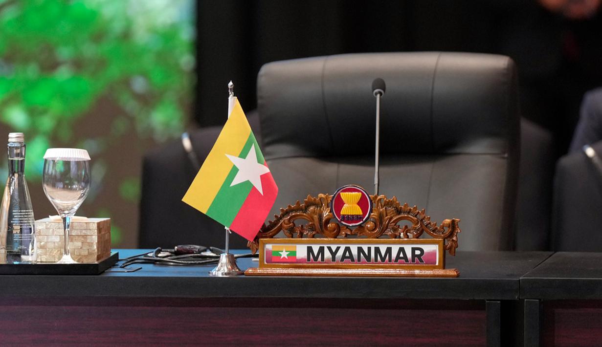 "Indonesia secara aktif berkomunikasi dengan berbagai pihak untuk mencari resolusi atas isu ini dan mempromosikan koridor kemanusiaan bagi korban-korban di Gaza," ujar Prabowo. (AP Photo/Dita Alangkara, Pool)